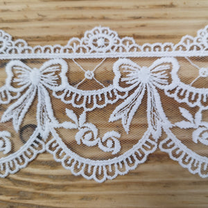 Embroidered lace bows - white 70mm
