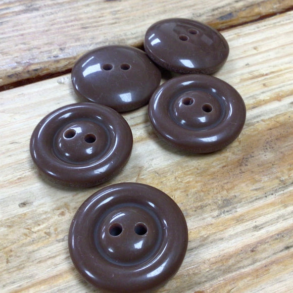Chocolate 2-hole button with domed centre and rounded rim 28mm